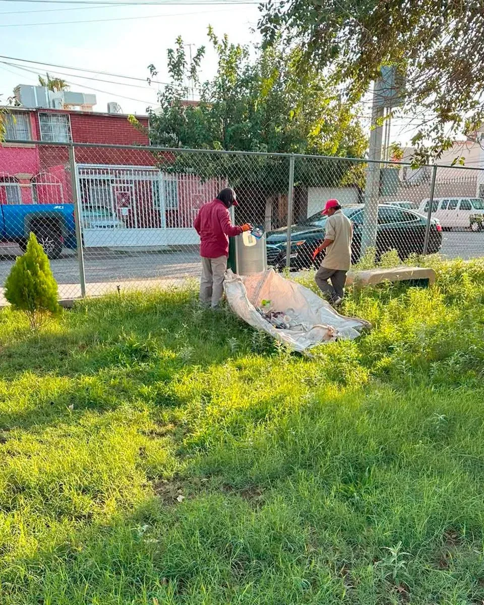 Trabajadores realizando mantenimiento en parque de Ciudad Juárez